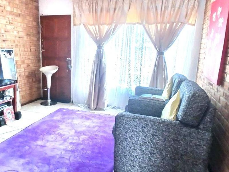 SECURED TOWNHOUSE - Photo 8