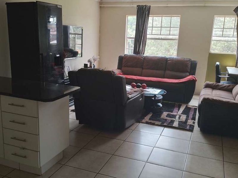 THREE BEDROOM TOWNHOUSE FOR SALE IN RAVENSWOOD - Photo 4