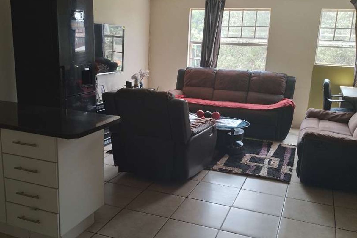 THREE BEDROOM TOWNHOUSE FOR SALE IN RAVENSWOOD. - Photo 4