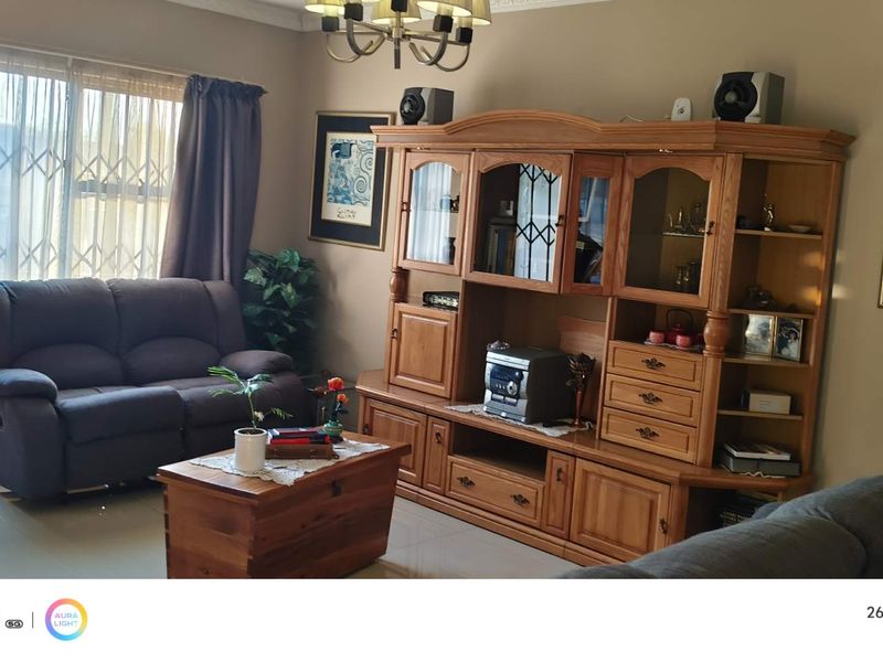 Huge Family Home for Sale in Sought After Suburb - Photo 4