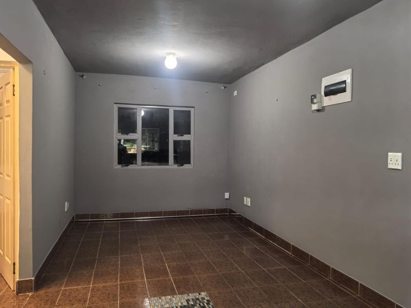 Inviting 2 Bedroom Rental in Chatsworth Central - Photo 1