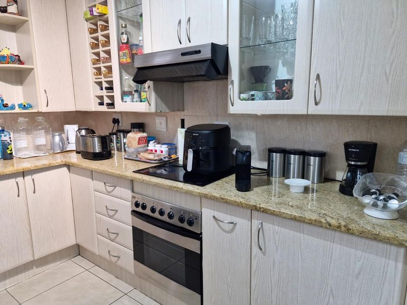 Renovated Two Bedroom Apartment - Photo 7