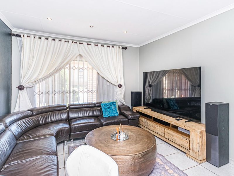 Elegant 3-bedroom home in secure complex with a beautiful garden in Grobler Park - Photo 6