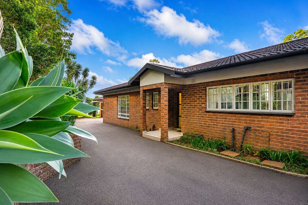 Spacious Face-Brick Family Unit with Modern Finishes, Views & Excellent Entertainment Flow - Photo 3