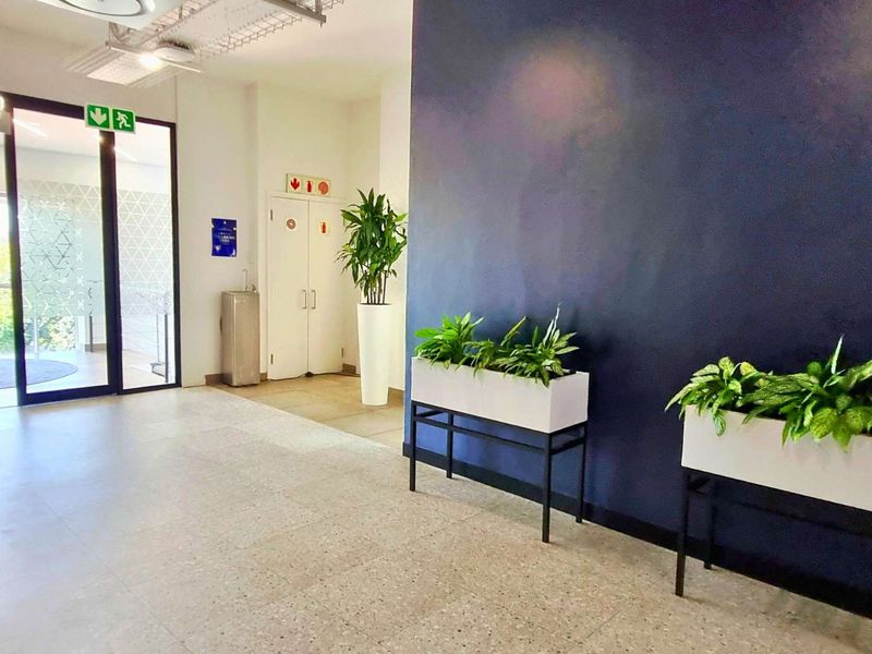 Stand-alone HQ ±992 m2. Fibre, generator + backup water, ±50 bays. R185/m2 (Gross). Avail. 1 Feb 2026. - Photo 9