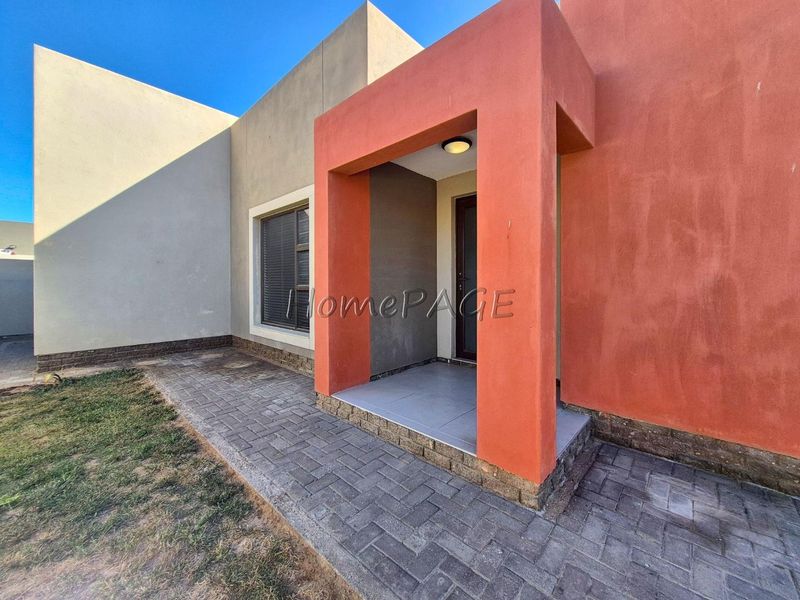 Fairway Estates, Walvis Bay:  4 Bedr Home with HUGE garage space is for Sale - Photo 3