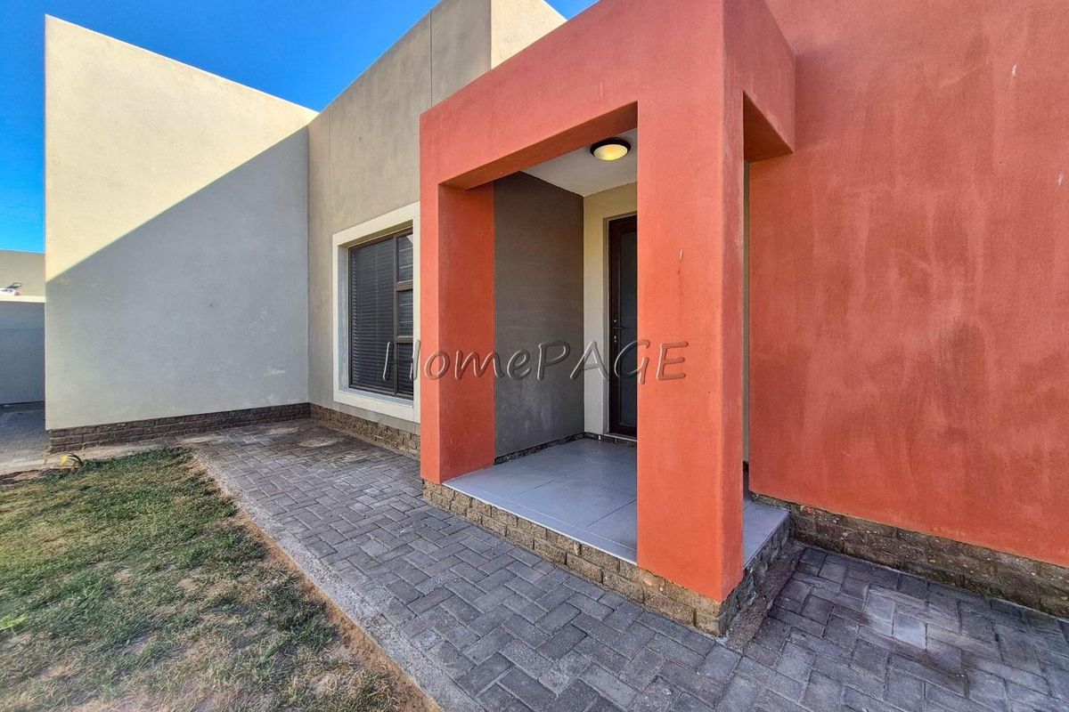 Fairway Estates, Walvis Bay:  4 Bedr Home with HUGE garage space is for Sale - Photo 3