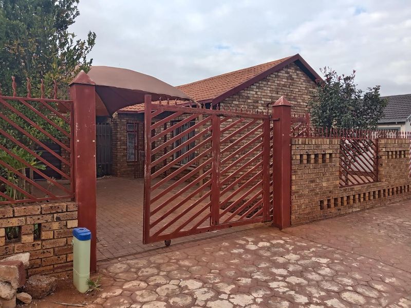 3 Bedroom House For Sale in Ga-Rankuwa Unit 17 - Photo 3