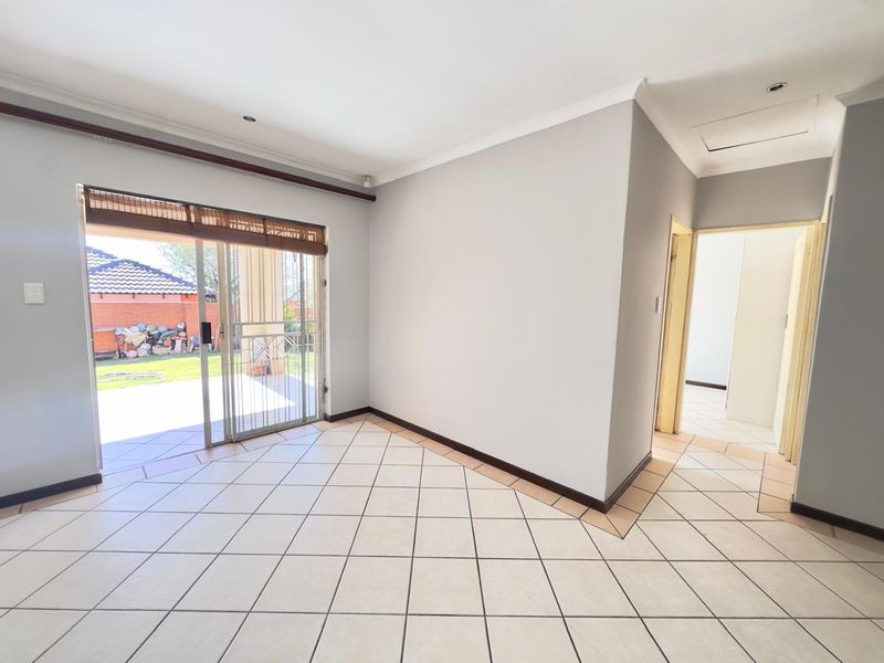 3 Bedroom Townhouse with Private Garden - Photo 7