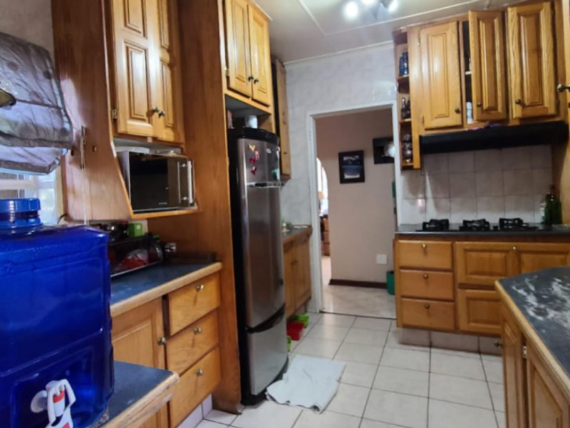 Spacious Family Home with Study and Staff Accommodation - Photo 5