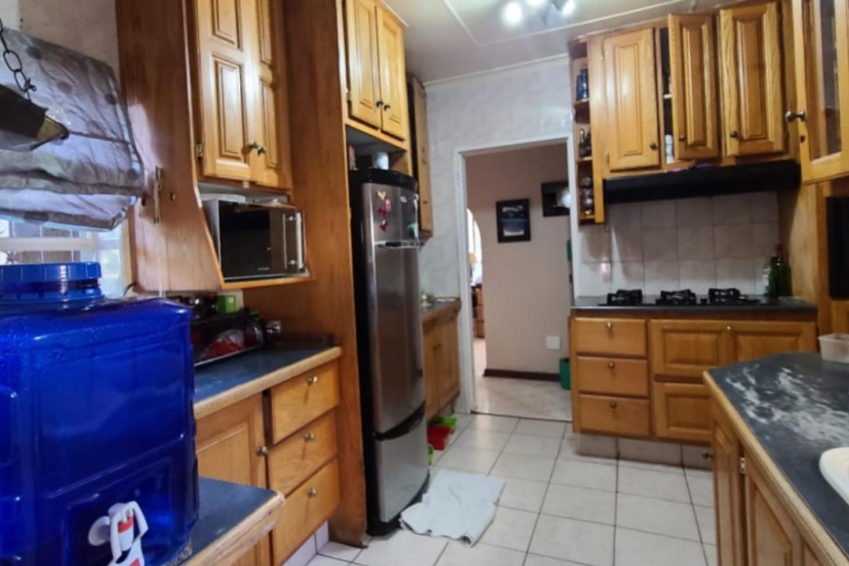 Spacious Family Home with Study and Staff Accommodation - Photo 5