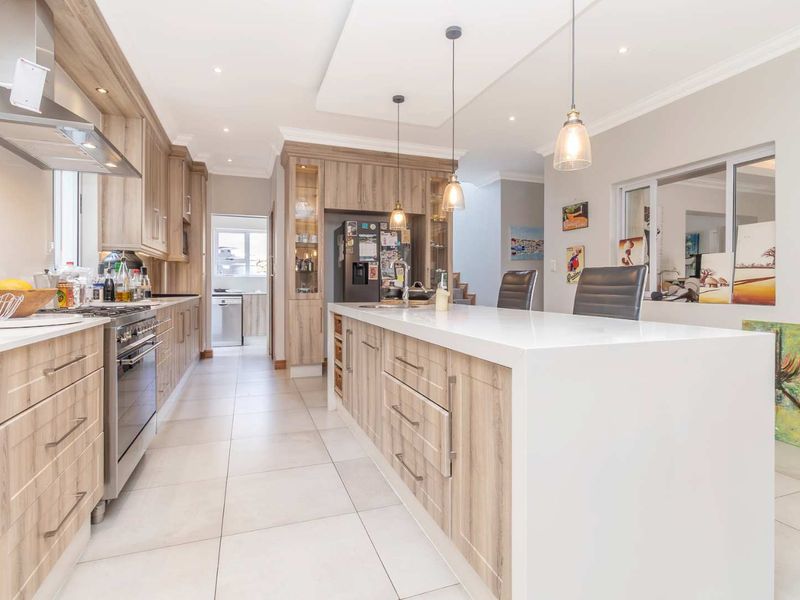 Elegant 4 Bedroom Family Home to Rent in Helderfontein Eco Estate - Photo 4