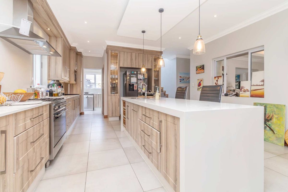 Elegant 4 Bedroom Family Home to Rent in Helderfontein Eco Estate - Photo 4