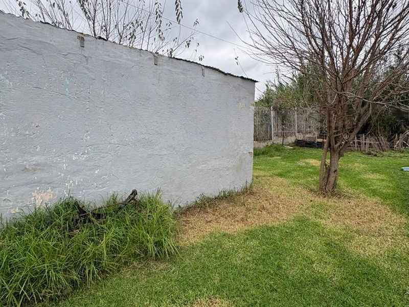 Solid 3-Bedroom Home on a Large Stand – Exceptional Opportunity- Business rights - Photo 5