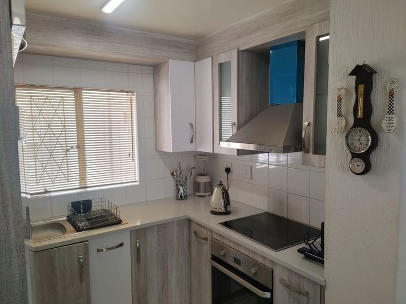 Spacious 2-Bedroom Apartment for Sale in Verwoerdpark. - Photo 1