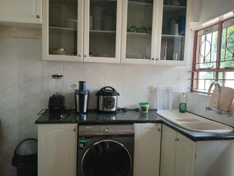 Well kept 4 bedroom house - Photo 4