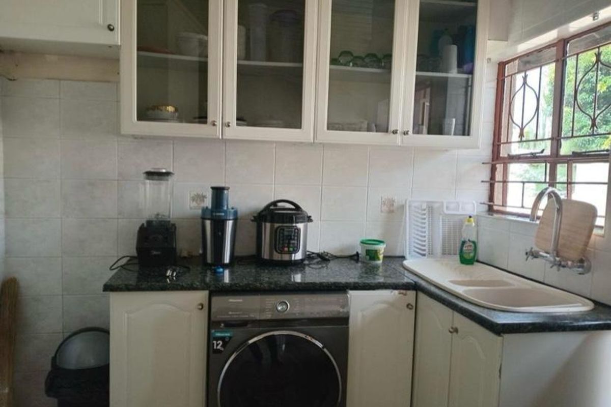 Well kept 4 bedroom house - Photo 4