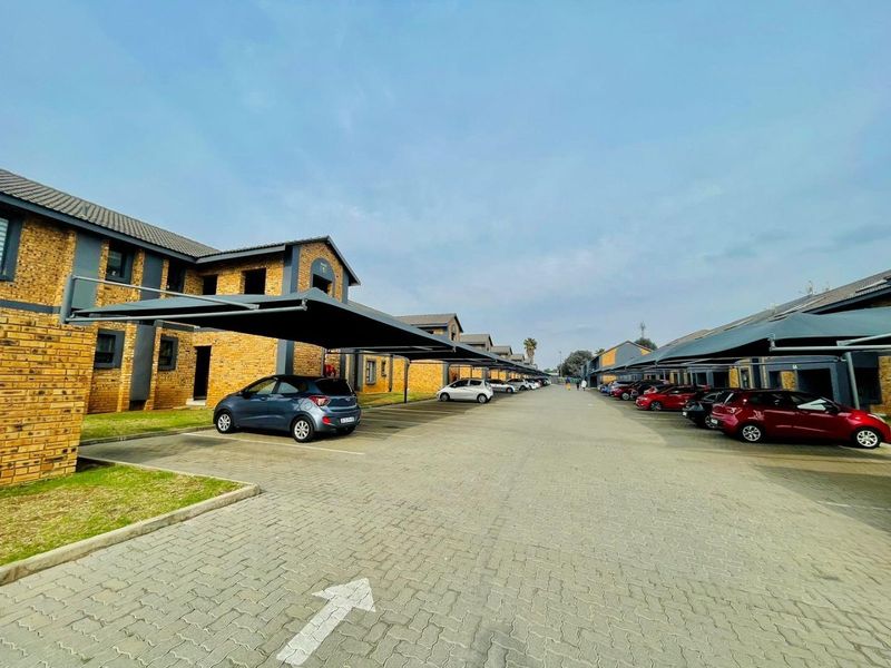 Modern First-Floor Living with Exceptional Views - Photo 4