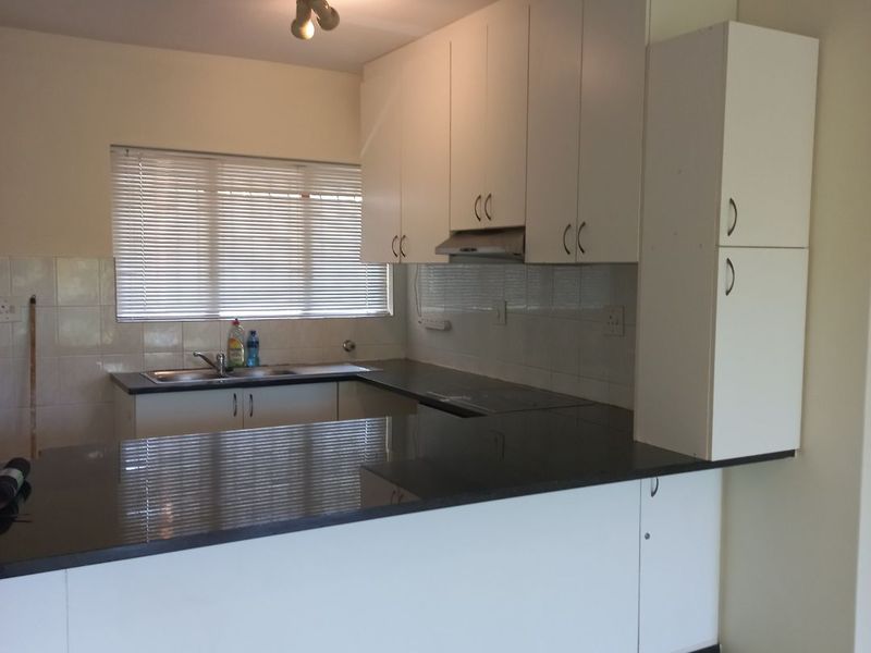 Sea-Facing Three-Bedroom Apartment for Sale in a Well-Managed Estate - Photo 9