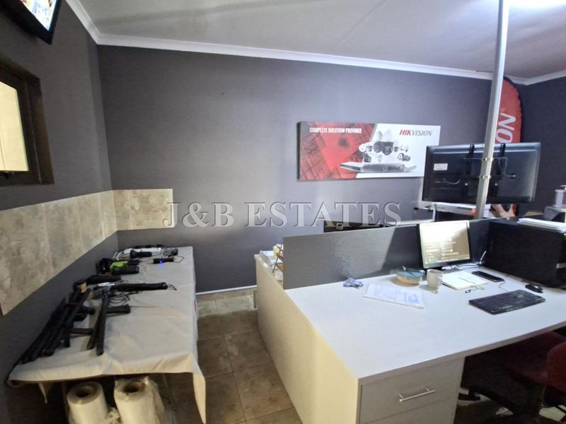 "Versatile Estate: Business or Residential, Your Choice!" - Photo 3