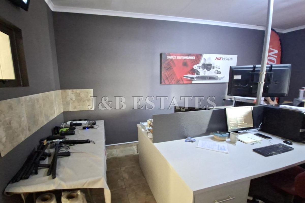 "Versatile Estate: Business or Residential, Your Choice!" - Photo 3