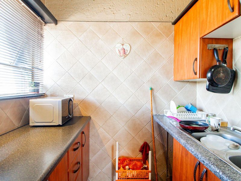 Immaculate 2 Bedroom Townhouse in the Hutch Complex - Photo 9