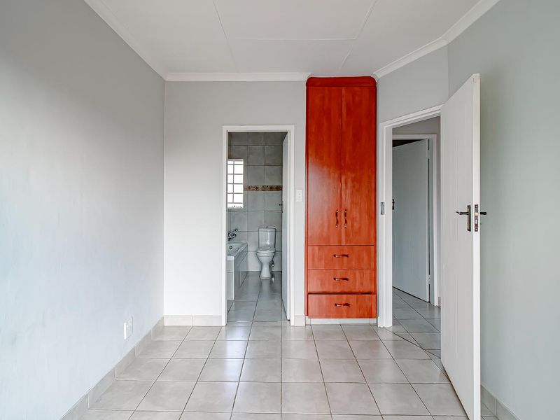 2 Bedroom 2 Bathroom Apartment - Photo 4