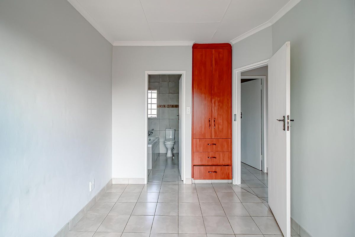 2 Bedroom 2 Bathroom Apartment - Photo 4