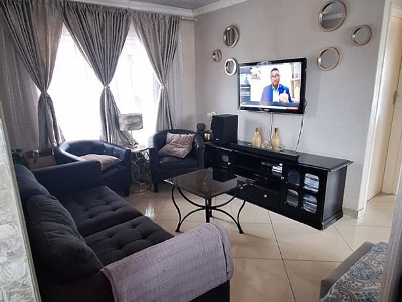 2 bedrooms house to rent in Soshanguve VV - Photo 4