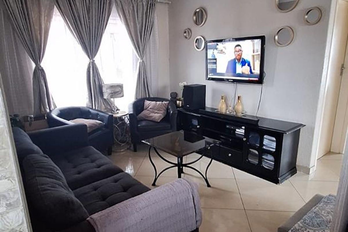 2 bedrooms house to rent in Soshanguve VV - Photo 4
