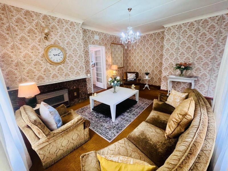 Your Dream 3 Bedroom Home In South Crest Awaits-Move In, Unpack, Enjoy. - Photo 2