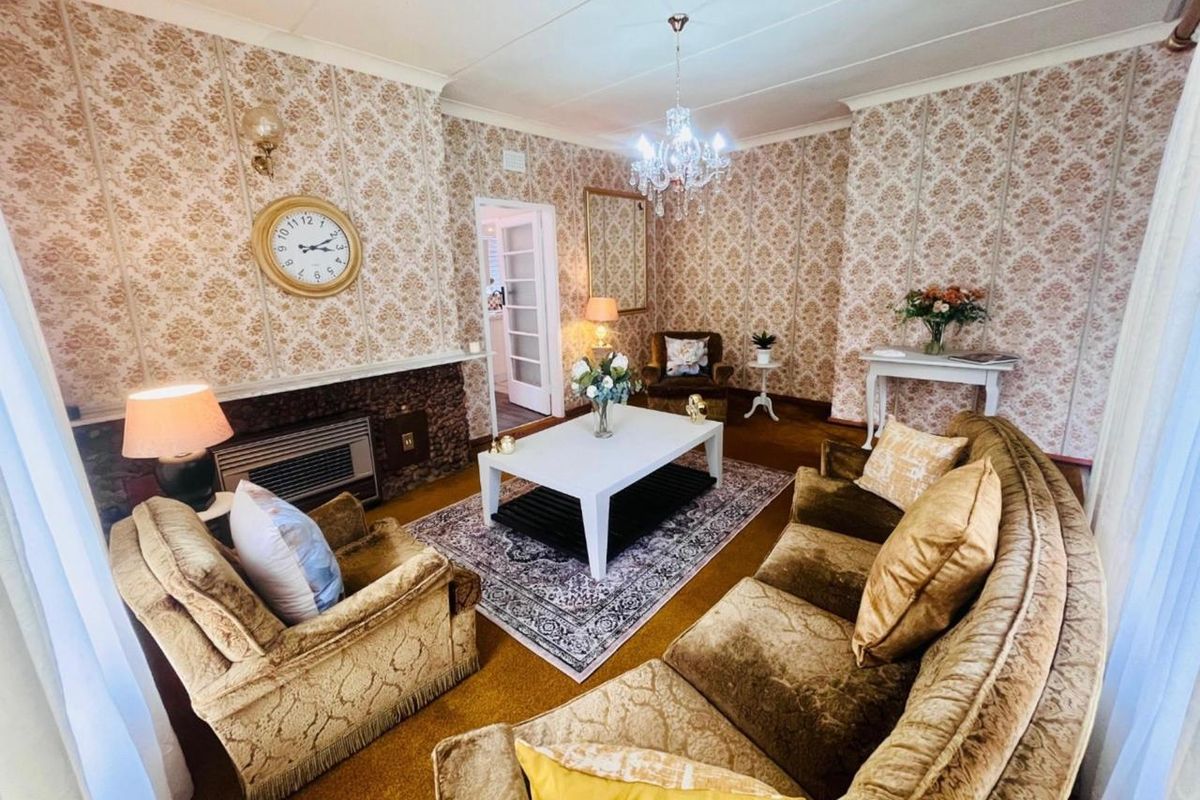 Your Dream 3 Bedroom Home In South Crest Awaits-Move In, Unpack, Enjoy. - Photo 2