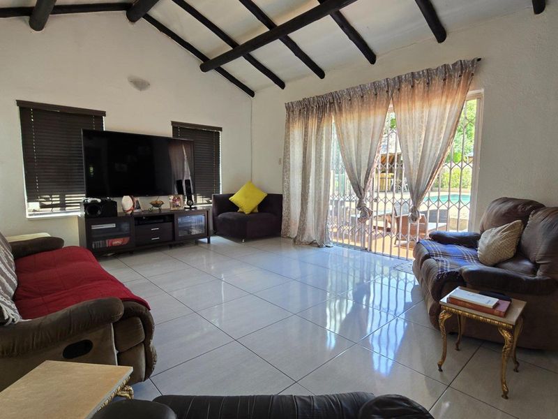 4 Bedroom House for sale in Verwoerdpark - Photo 10