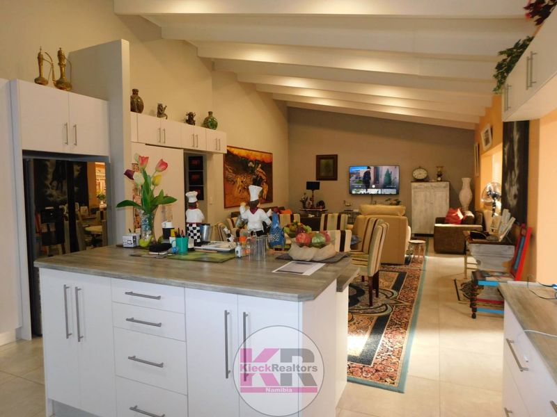 Living Large - Photo 6