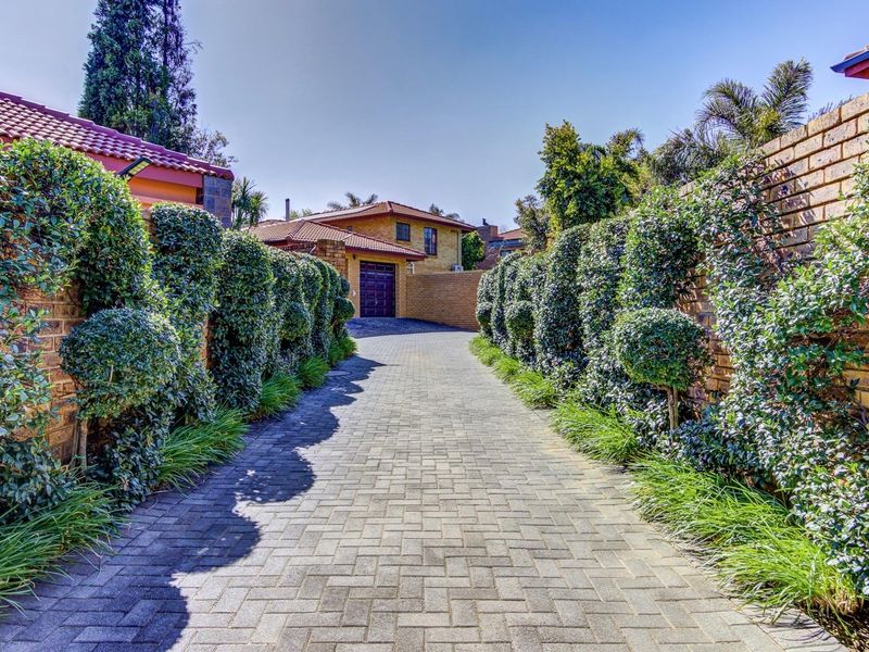 WORTHY OF THE PAGES OF GARDEN AND HOME... with solar and water solutions too! - Photo 2