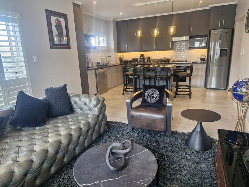 Sleek and modern 2 bedroom apartment in secure quiet complex - Photo 4