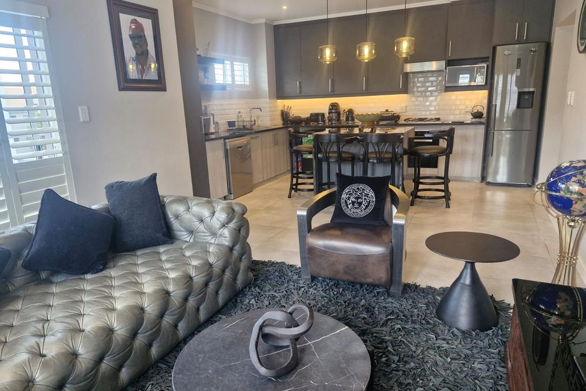 Sleek and modern 2 bedroom apartment in secure quiet complex - Photo 4