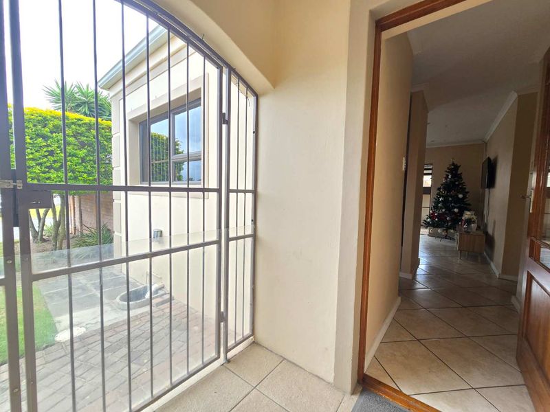 Neat & Move-In Ready 3-Bedroom Townhouse | Smallville Ridge, Morningside - Photo 8