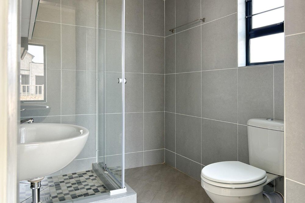 Main bedroom ensuite bathroom.