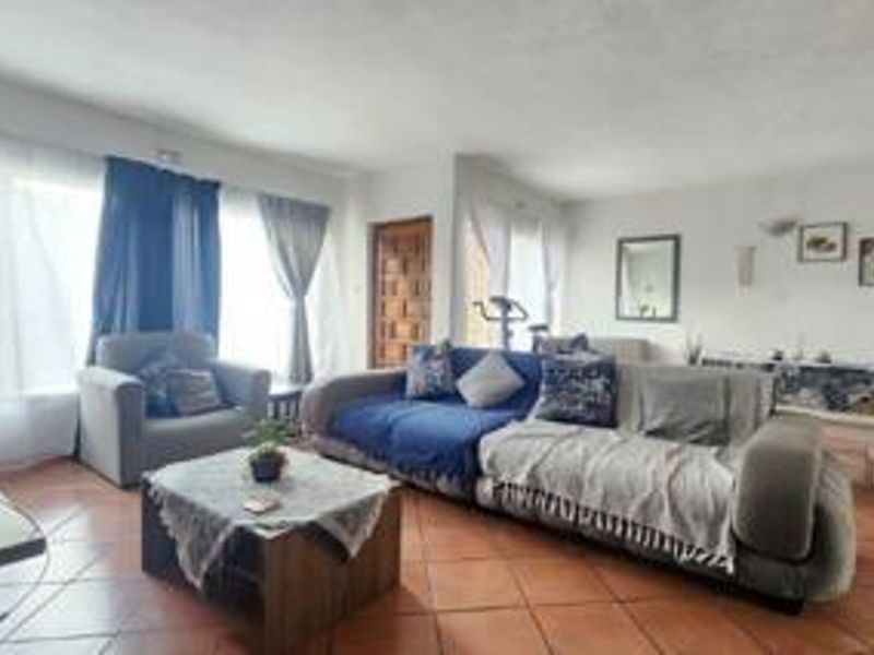 Exquisite Pet-Friendly Duplex Unit with 3 Bedrooms for Sale in Bracken - Photo 6