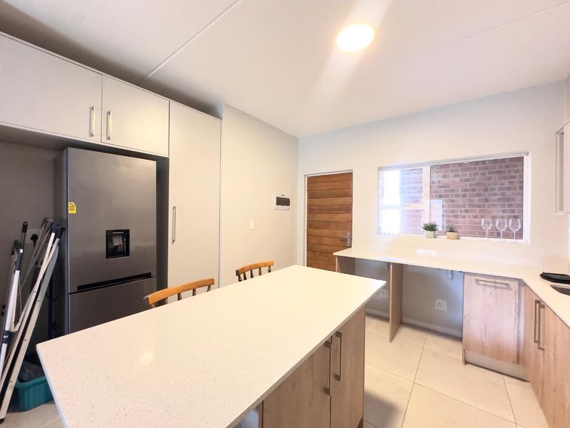 2 Bedroom Townhouse With An Enclosed Patio - Photo 3