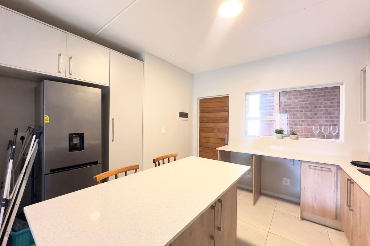 2 Bedroom Townhouse With An Enclosed Patio - Photo 3
