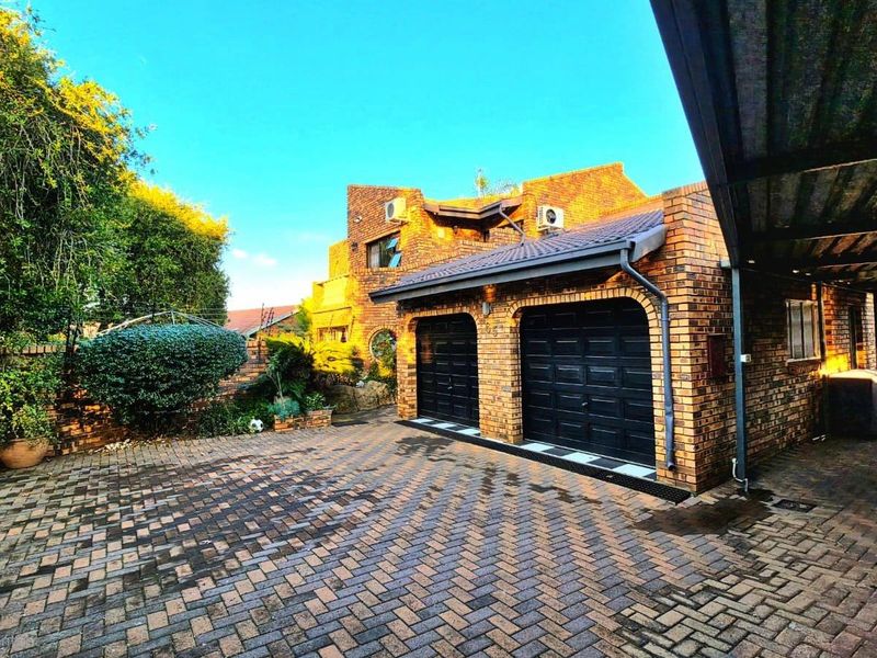 Double story Entertainers offering Luxoury, Security and Privacy - Photo 3