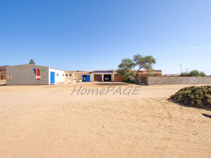Light Industrial Area, Henties Bay:  Warehouse/Workshop with Flat is for Sale - Photo 2