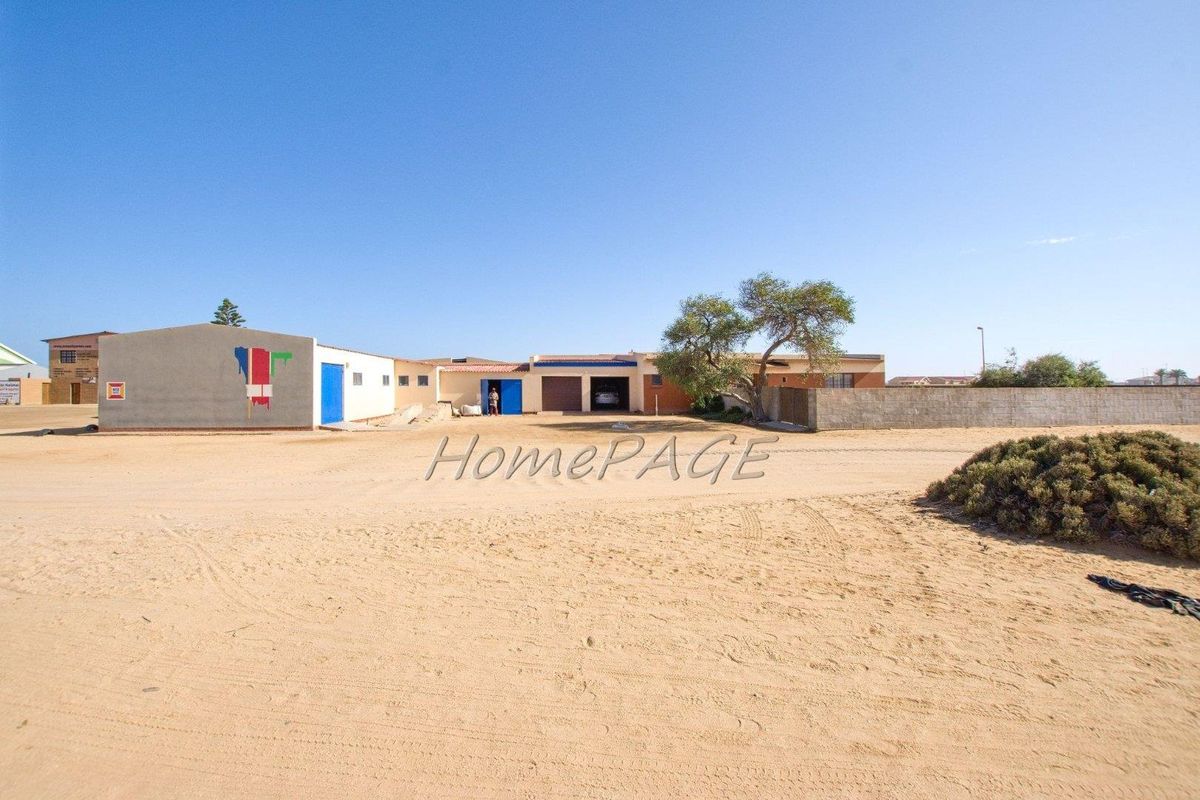 Light Industrial Area, Henties Bay:  Warehouse/Workshop with Flat is for Sale - Photo 2