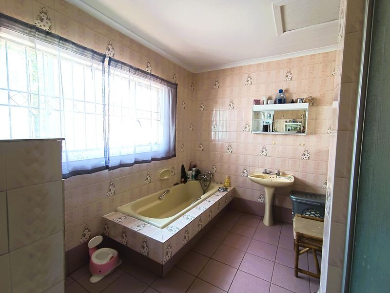 Space, Comfort & Bonus Flat — Close to UFS - Photo 10