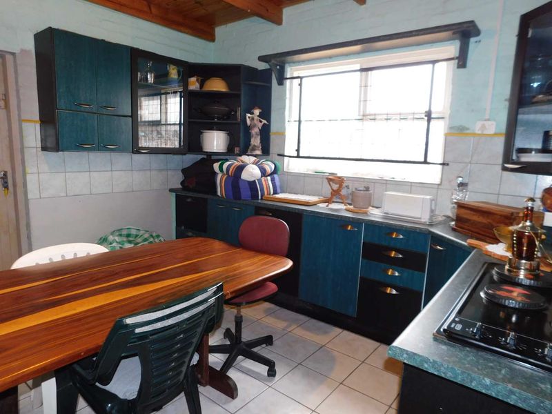 Spacious Double-Storey Home for Sale in Henties Bay (Noord Duin) - Photo 10
