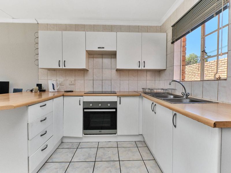 Secure, Pet-Friendly Townhouse with Wrap-Around Garden. - Photo 3