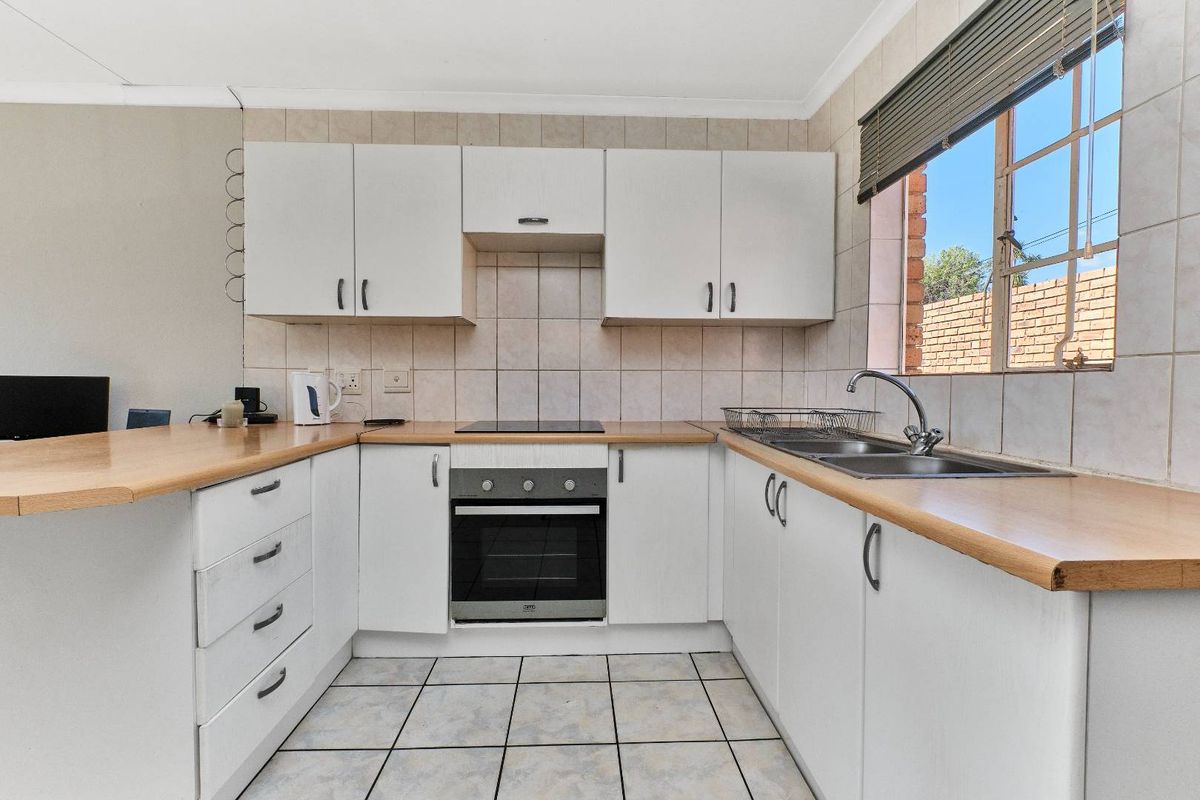 Secure, Pet-Friendly Townhouse with Wrap-Around Garden. - Photo 3