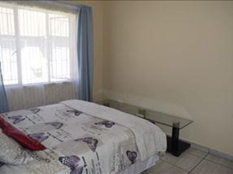 2 Bed, 1st floor corner unit, 24-hour security & modern unit! - Photo 10
